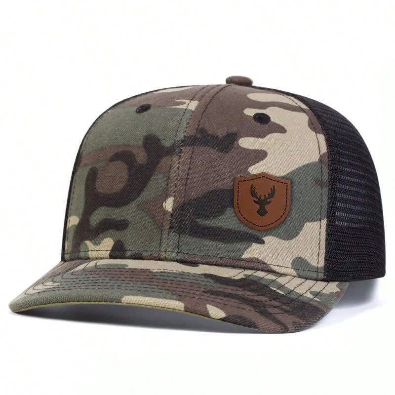 Cappello da camionista con etichetta in pelle marrone con piccolo corno di cervo