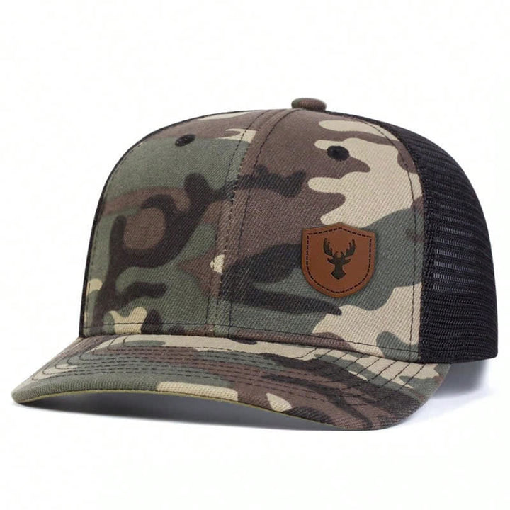 Cappello da camionista con etichetta in pelle marrone con piccolo corno di cervo