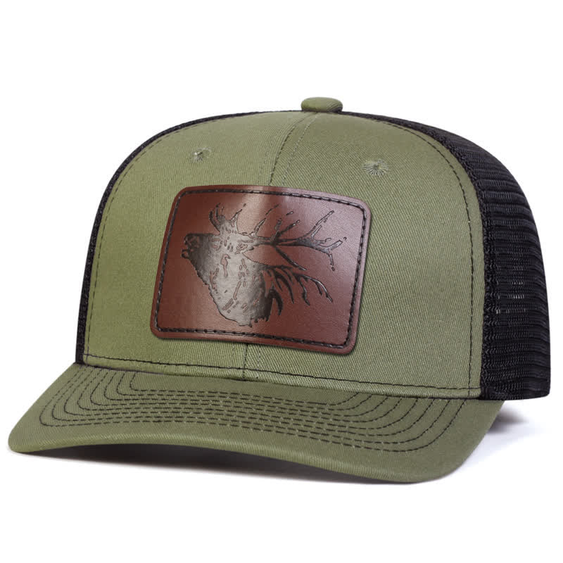 Cappello da camionista con etichetta in pelle con grande testa di cervo
