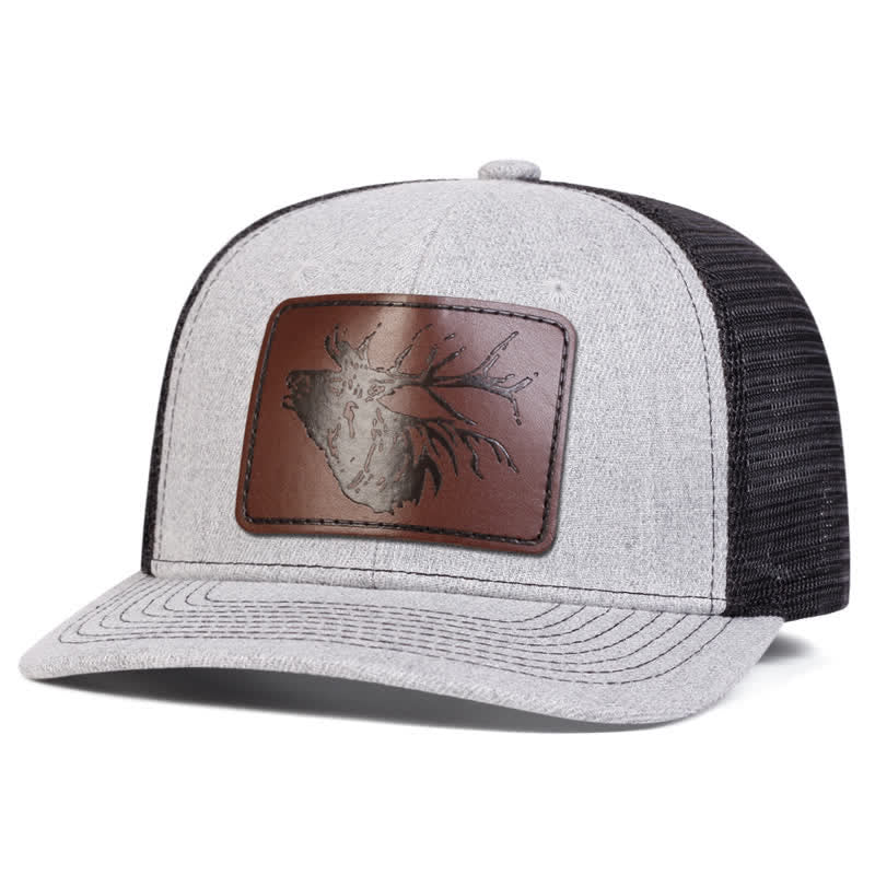 Cappello da camionista con etichetta in pelle con grande testa di cervo