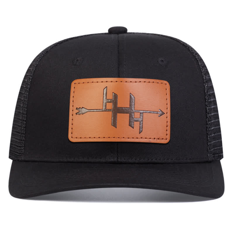 Cappello da camionista con etichetta in pelle con motivo a pistola e punta di freccia