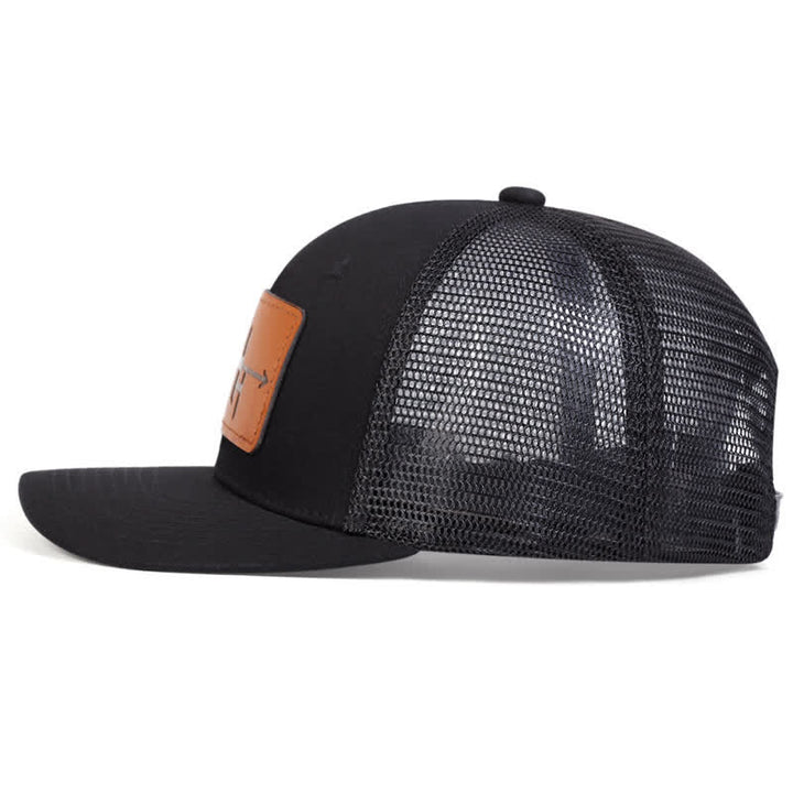 Cappello da camionista con etichetta in pelle con motivo a pistola e punta di freccia