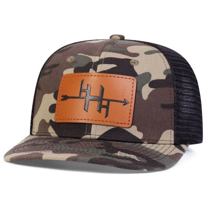 Cappello da camionista con etichetta in pelle con motivo a pistola e punta di freccia