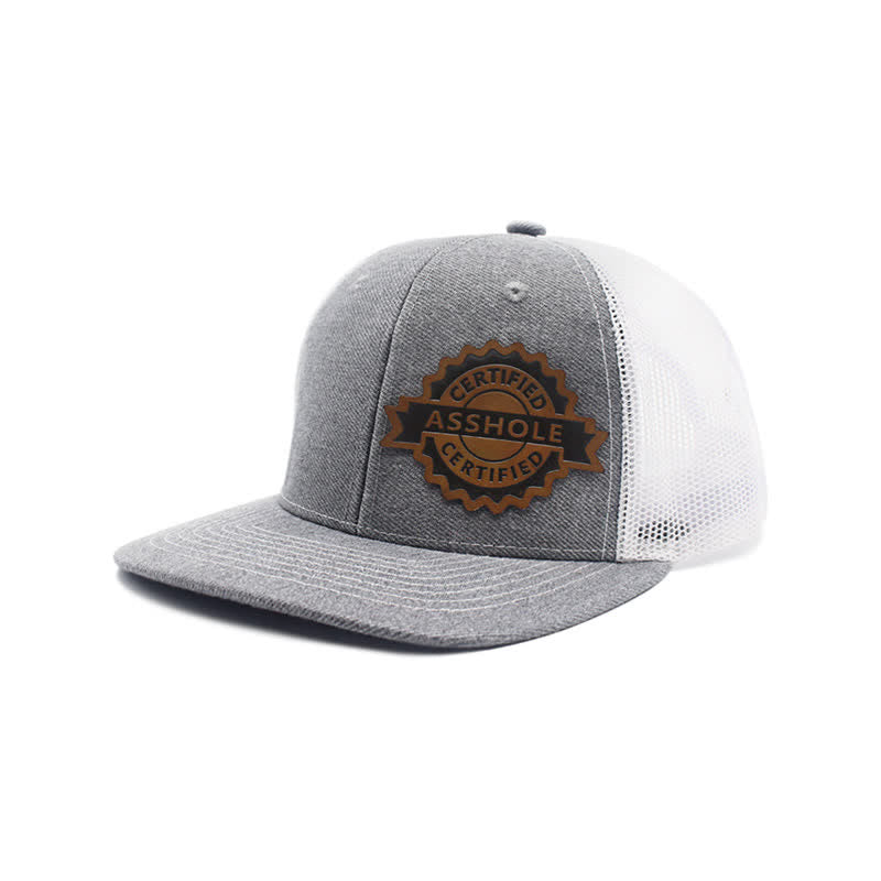 Cappello da camionista con etichetta in pelle marrone e motivo a lettere