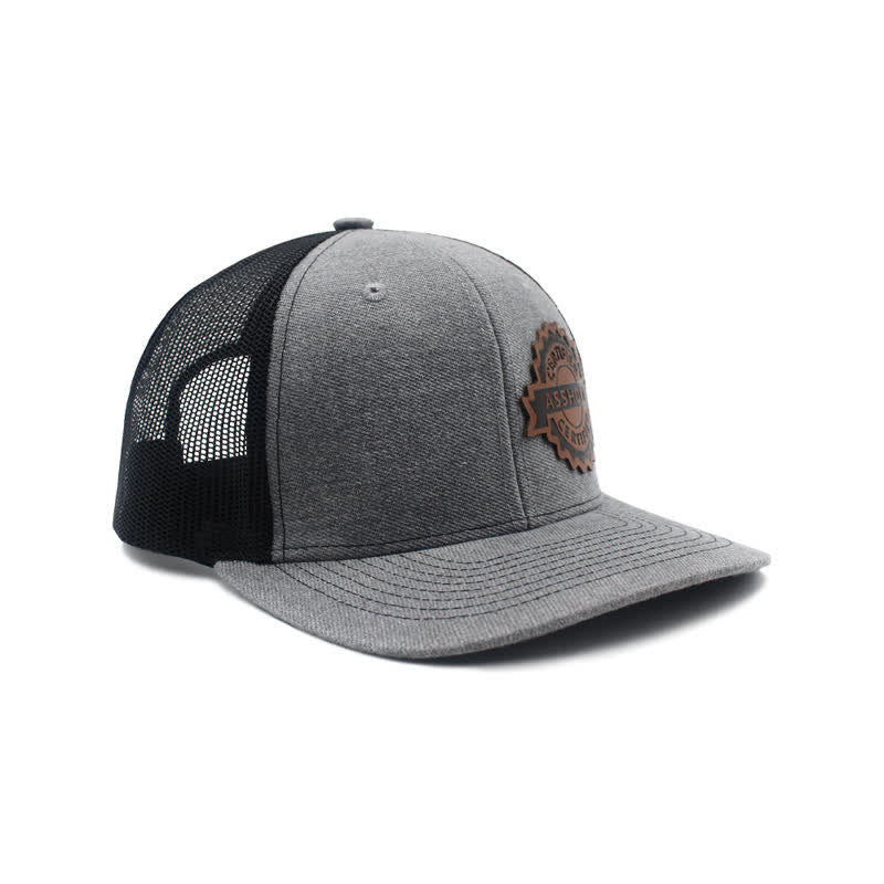 Cappello da camionista con etichetta in pelle marrone e motivo a lettere - image 2