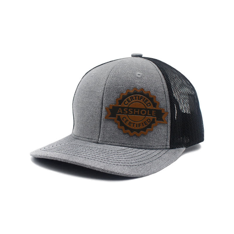 Cappello da camionista con etichetta in pelle marrone e motivo a lettere