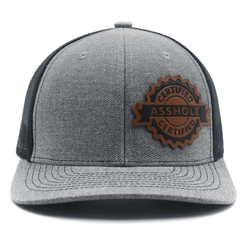 Cappello da camionista con etichetta in pelle marrone e motivo a lettere - image 0