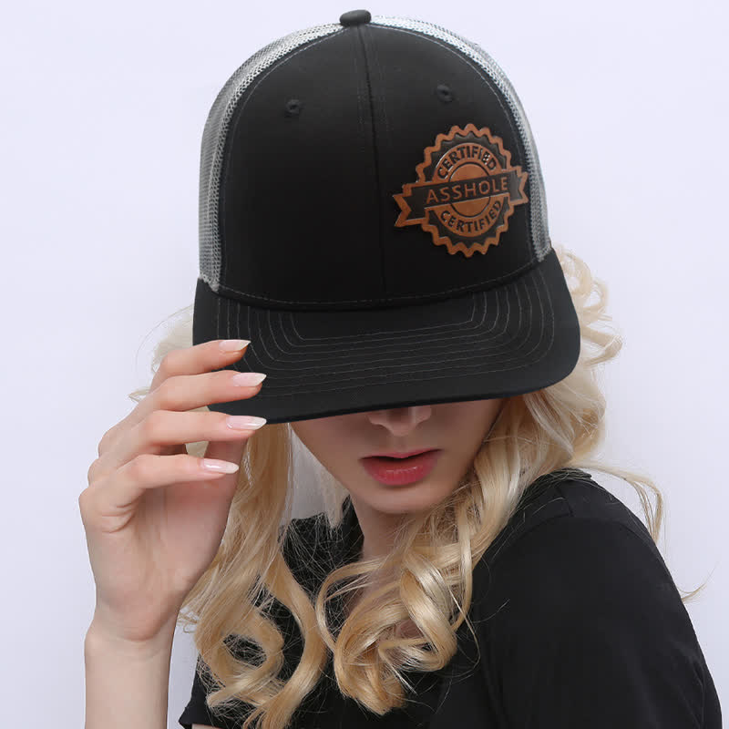 Cappello da camionista con etichetta in pelle marrone e motivo a lettere