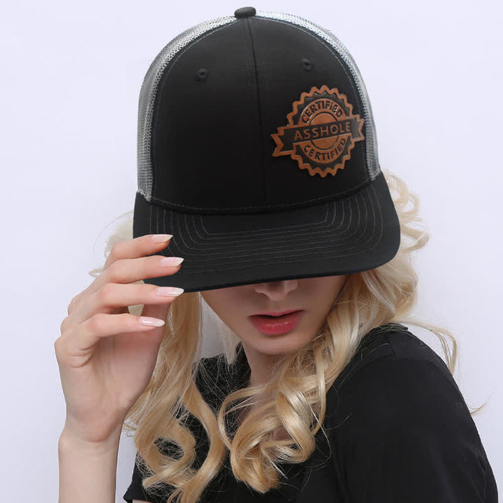 Cappello da camionista con etichetta in pelle marrone e motivo a lettere