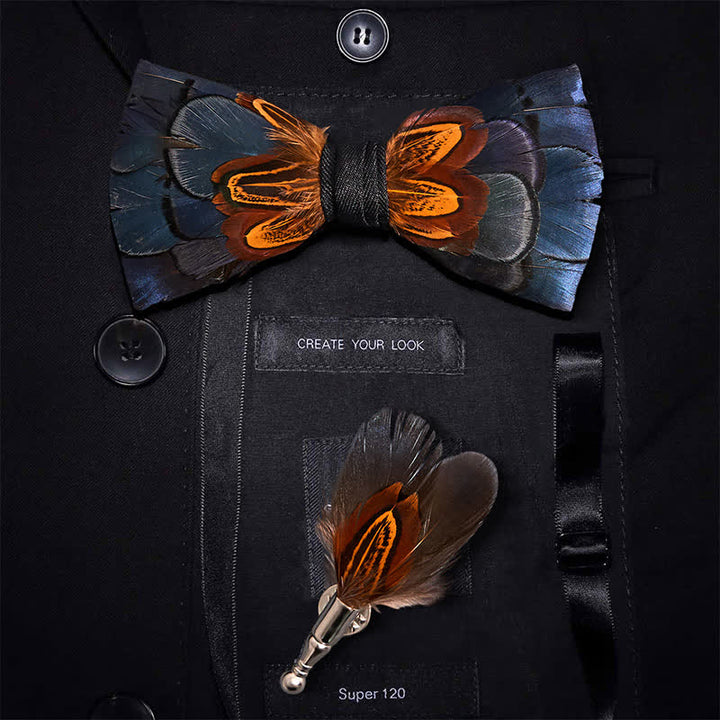 Papillon con piume blu navy e ruggine con spilla da bavero