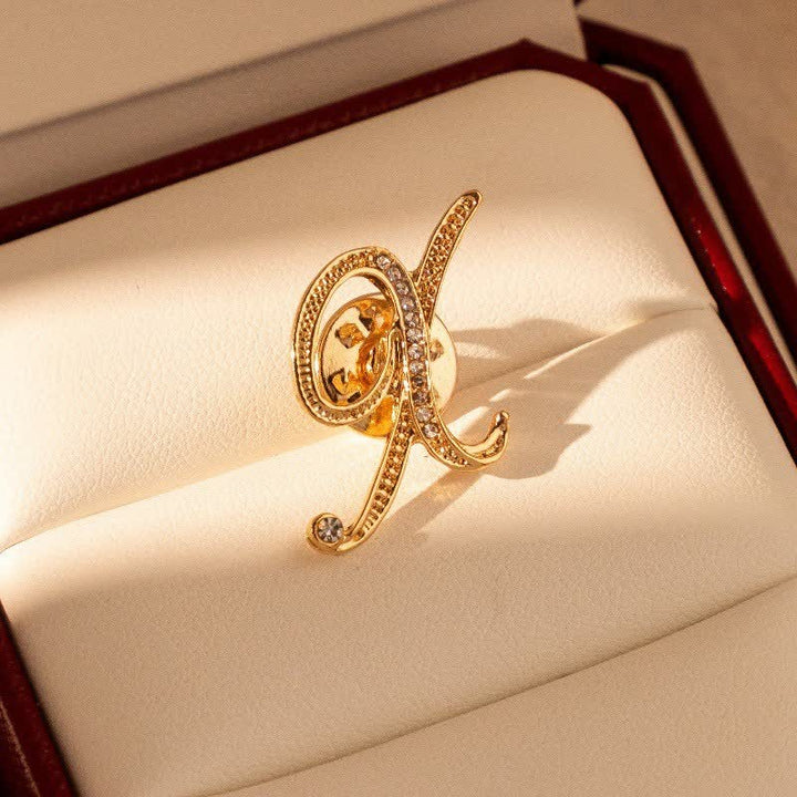 Spilla con lettera iniziale in oro 26 dell'alfabeto con strass