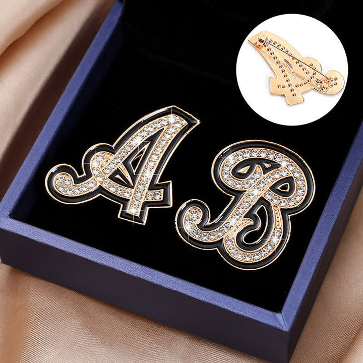Spilla con lettera iniziale smaltata nera e strass, alfabeto 26