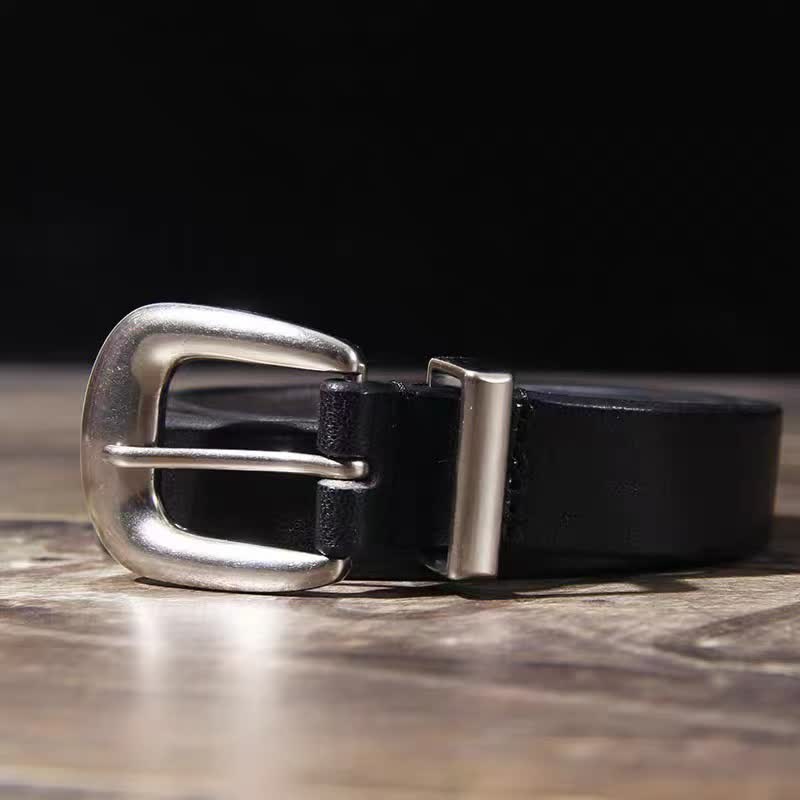 Cintura da donna in pelle nera con fibbia semplice in argento e cinturino sottile
