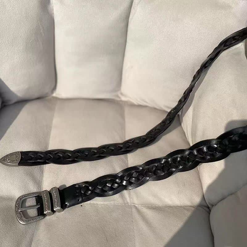 Cintura in pelle con fibbia argentata intagliata e intrecciata alla moda