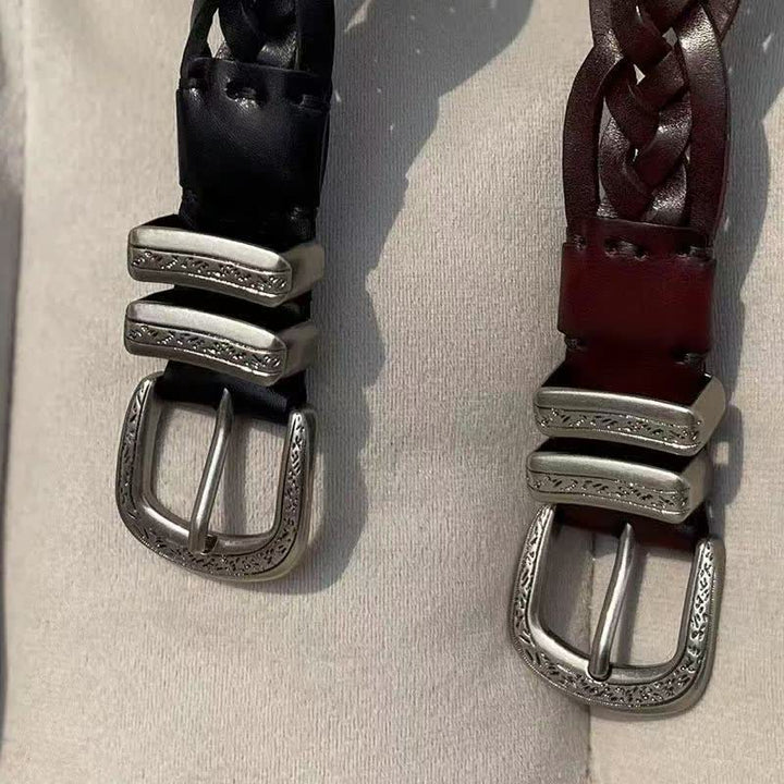 Cintura in pelle con fibbia argentata intagliata e intrecciata alla moda