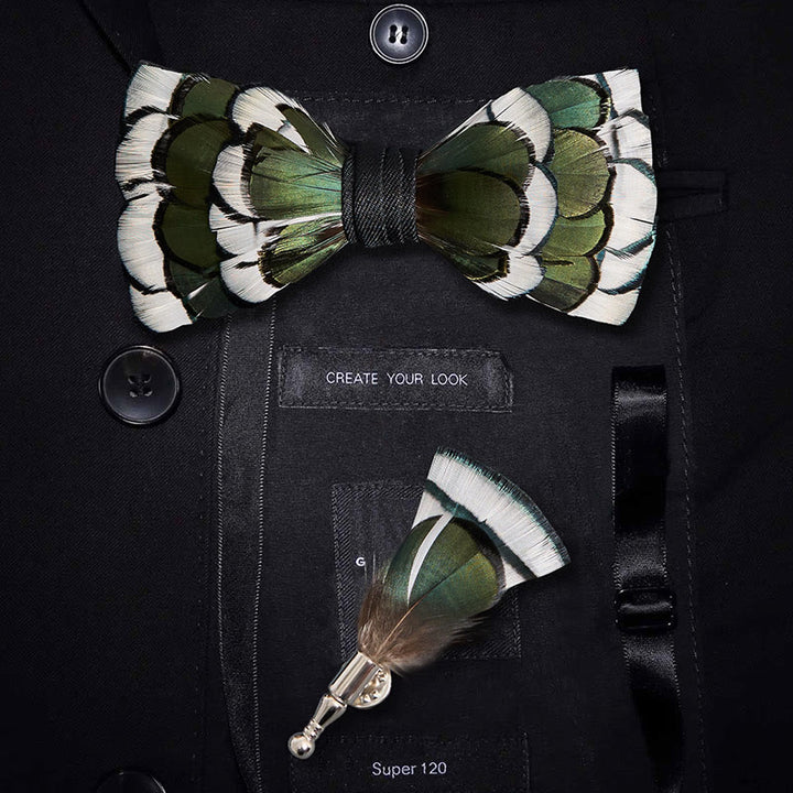 Papillon a strati di piume verde scuro e bianco con spilla da bavero