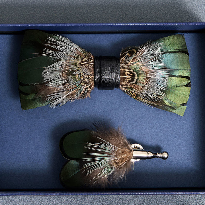 Papillon con piume di fagiano verde foresta per bambini con spilla da bavero