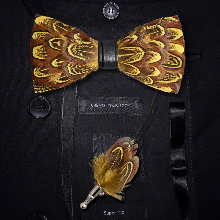 Papillon con piume di fagiano giallo e terra d'ombra e spilla da bavero