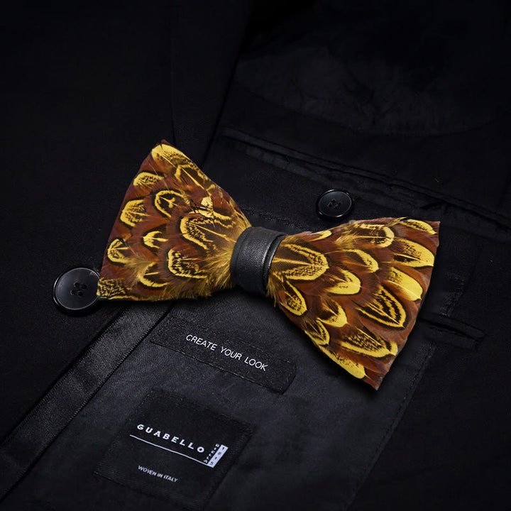 Papillon con piume di fagiano giallo e terra d'ombra e spilla da bavero