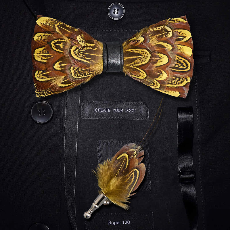 Papillon con piume di fagiano giallo e terra d'ombra e spilla da bavero - Giallo e Terra d'ombra - image 0