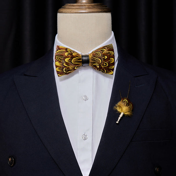 Papillon con piume di fagiano giallo e terra d'ombra e spilla da bavero