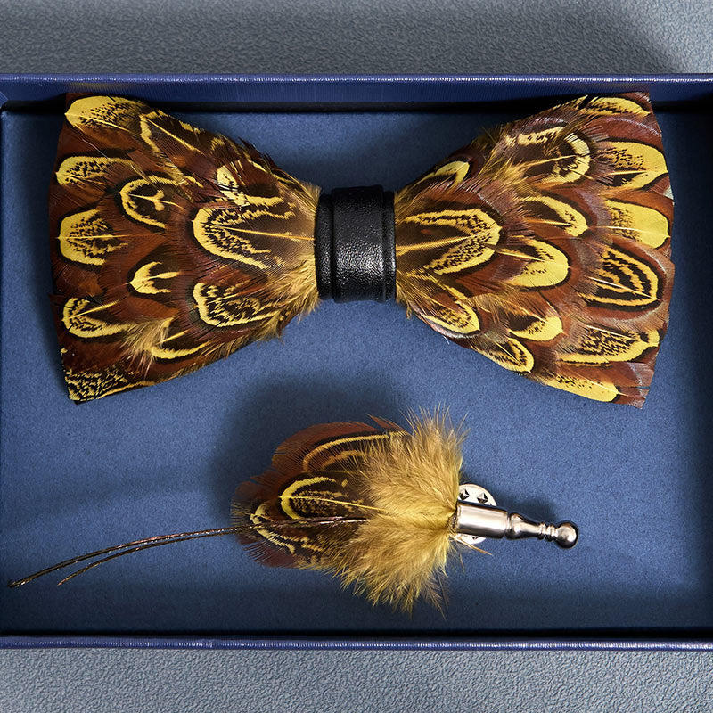 Papillon con piume di fagiano giallo e terra d'ombra e spilla da bavero