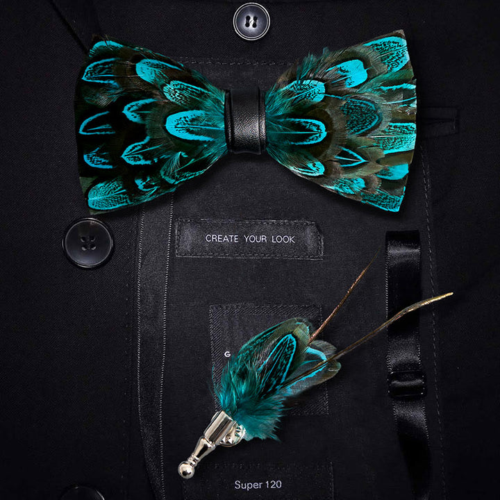 Papillon con piume di pavone verde acqua e nero con spilla da bavero