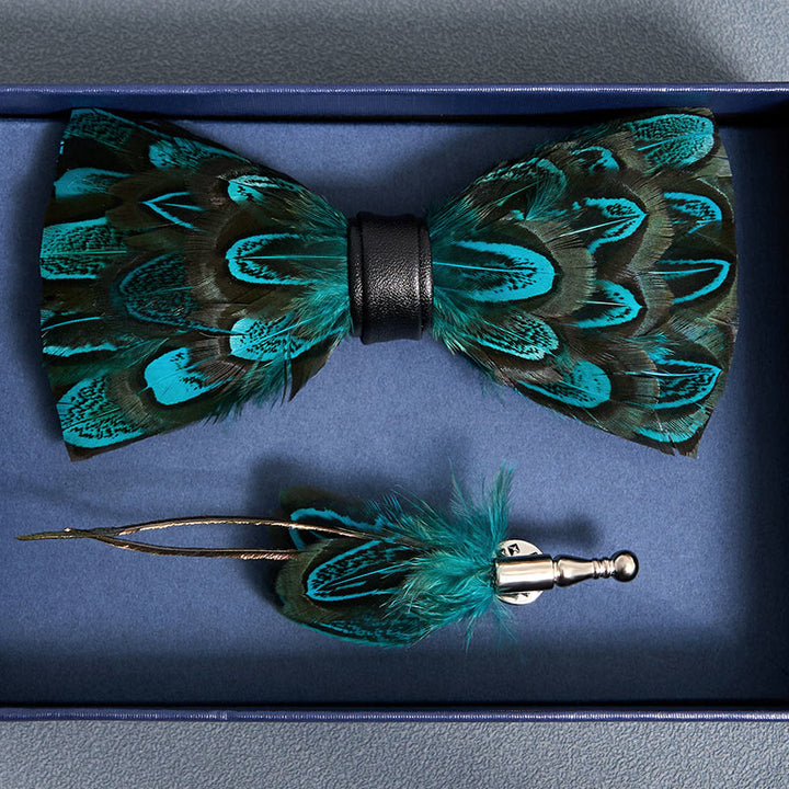 Papillon con piume di pavone verde acqua e nero con spilla da bavero