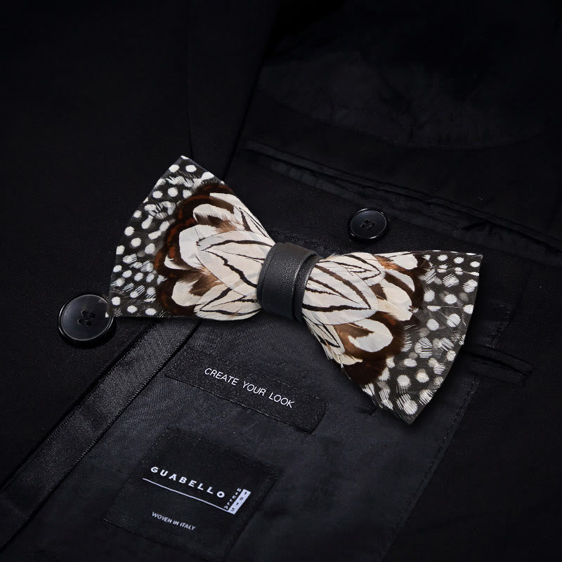Papillon con piume di gufo bianco e nero con spilla da bavero