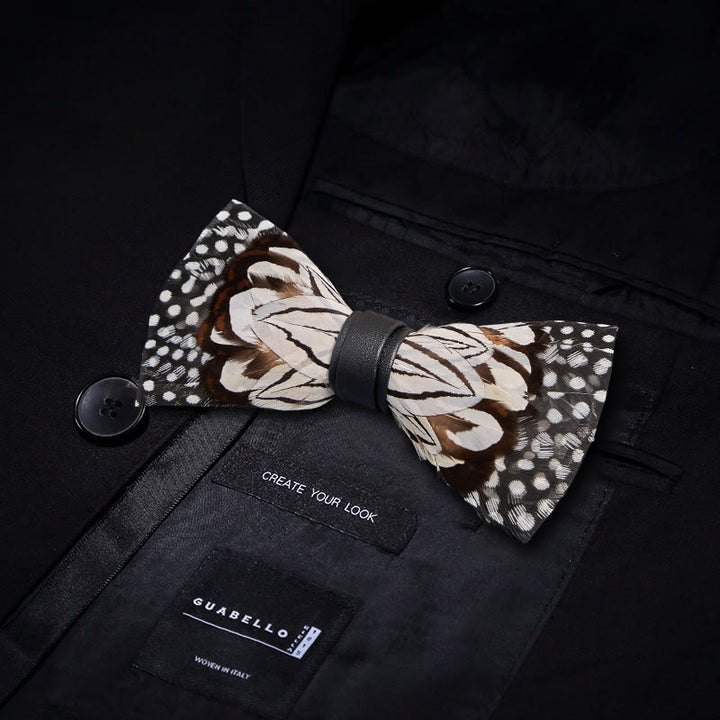 Papillon con piume di gufo bianco e nero con spilla da bavero