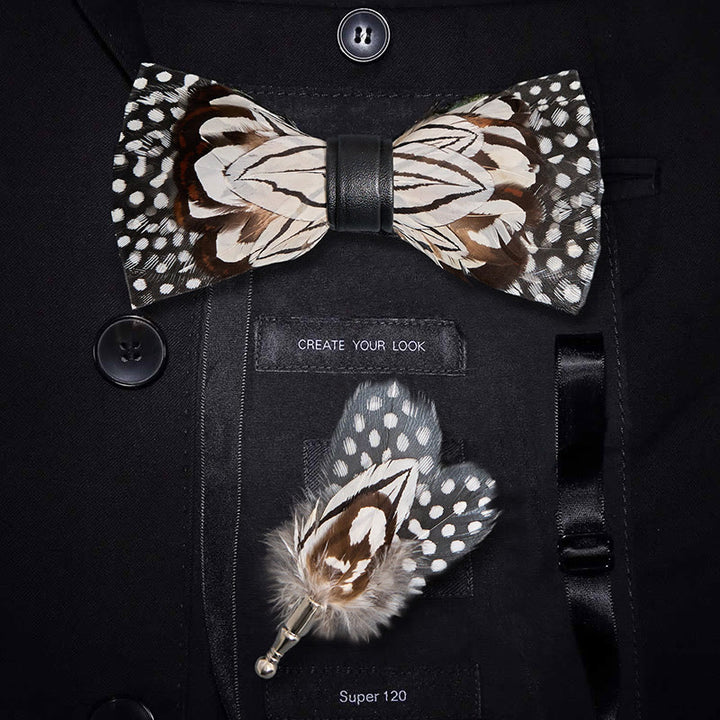 Papillon con piume di gufo bianco e nero con spilla da bavero