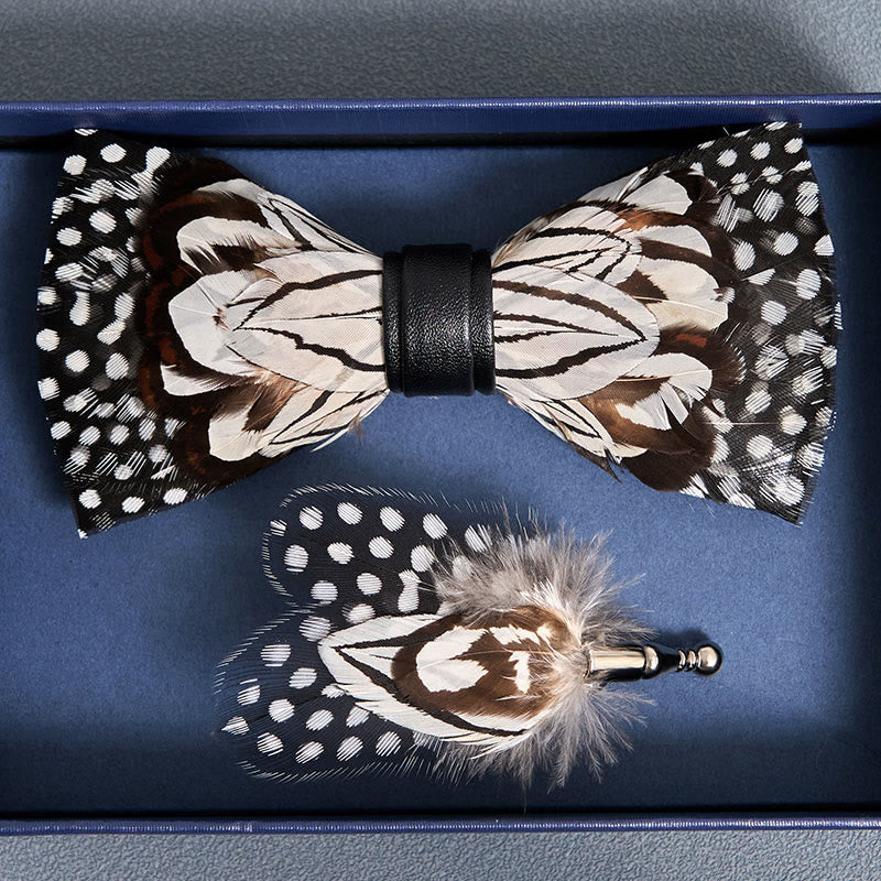 Papillon con piume di gufo bianco e nero con spilla da bavero