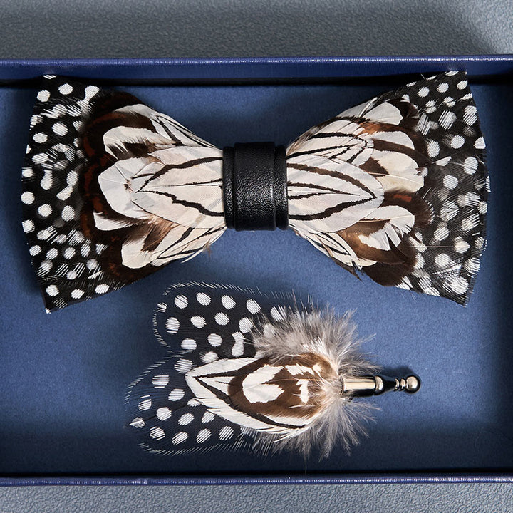 Papillon con piume di gufo bianco e nero con spilla da bavero