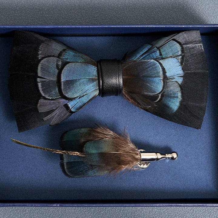 Papillon con piume misteriose blu notte con spilla da bavero