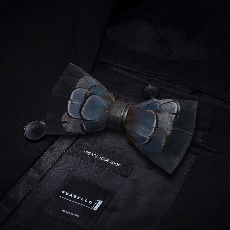 Papillon con piume misteriose blu notte con spilla da bavero