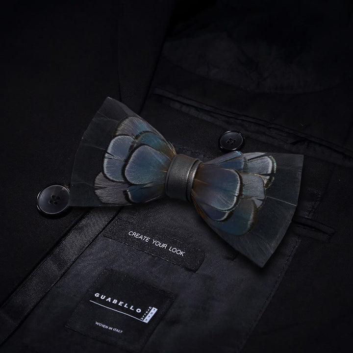 Papillon con piume misteriose blu notte con spilla da bavero
