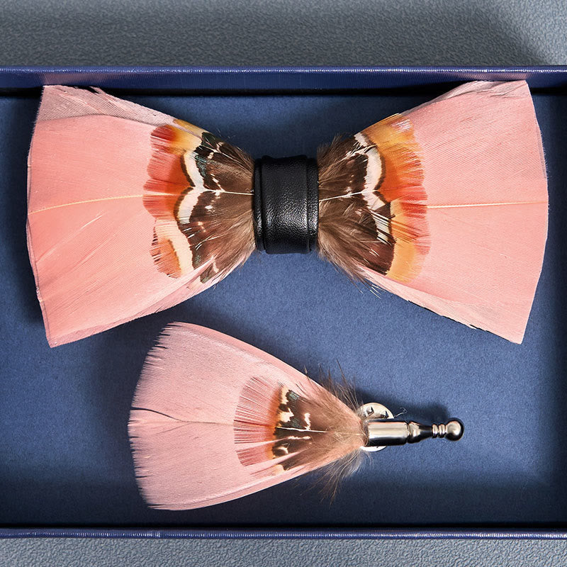 Papillon con piume rosa pop con spilla da bavero