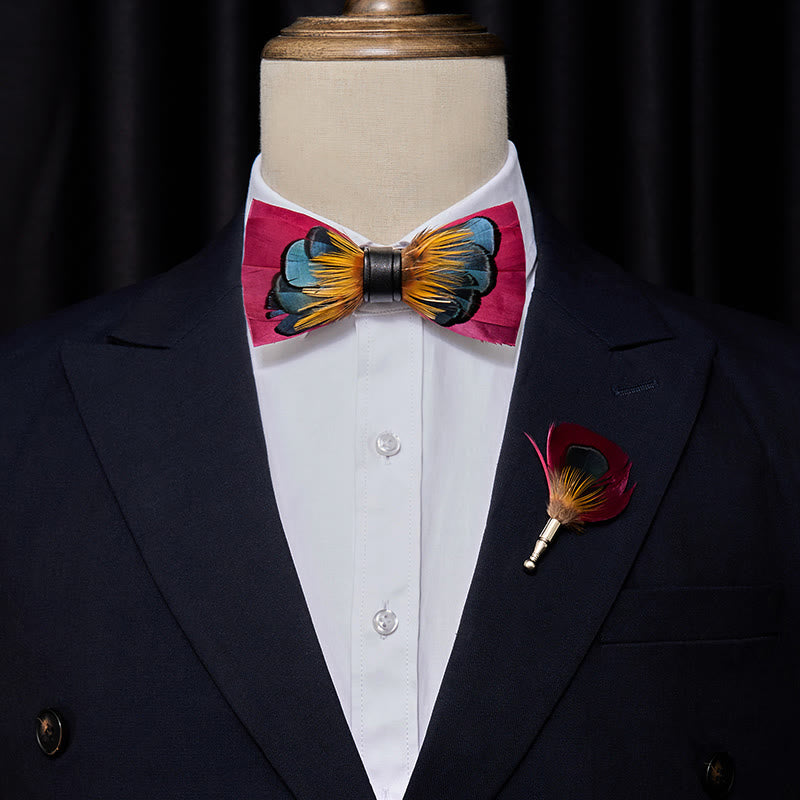 Papillon simmetrico con piume rosa e arancioni con spilla da bavero