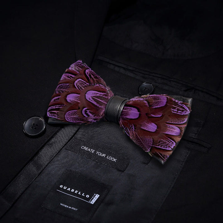 Papillon con piume viola e mattone refrattario con spilla da bavero