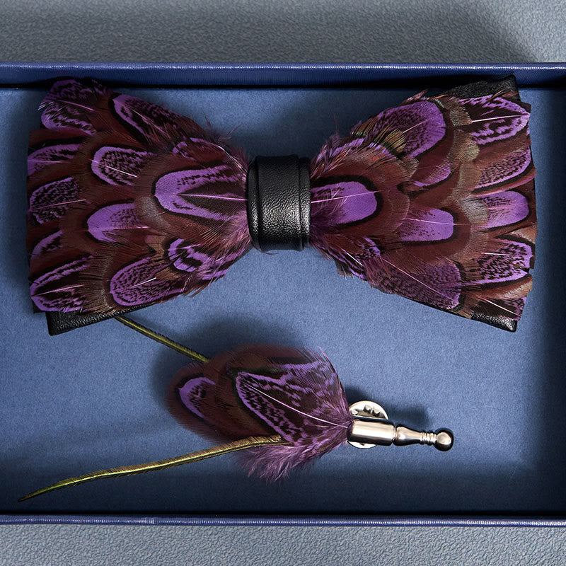 Papillon con piume viola e mattone refrattario con spilla da bavero