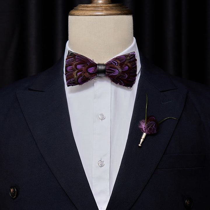 Papillon con piume viola e mattone refrattario con spilla da bavero