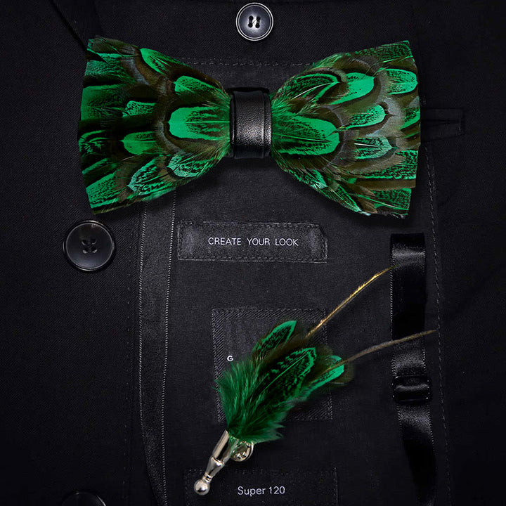 Papillon con piume di pavone verde foresta e nero con spilla da bavero