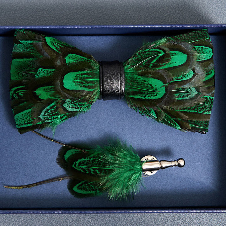 Papillon con piume di pavone verde foresta e nero con spilla da bavero