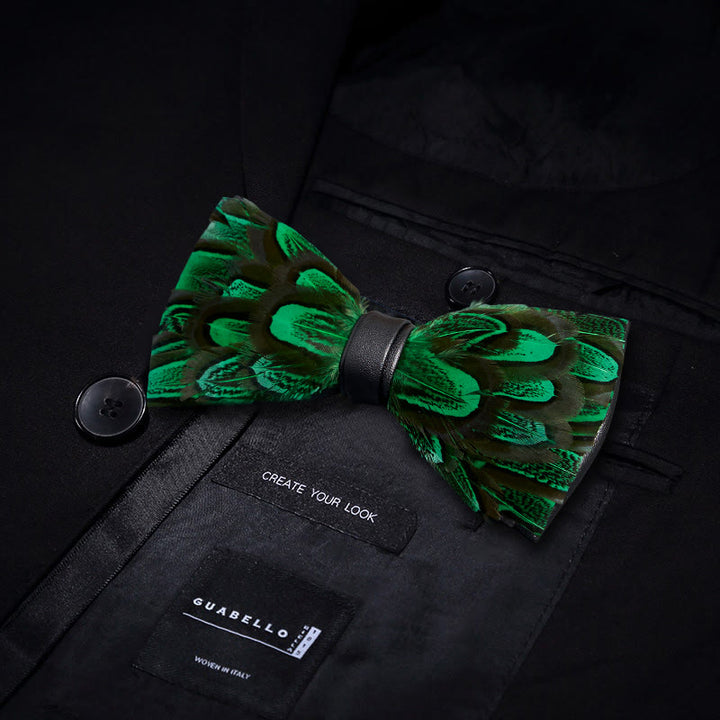 Papillon con piume di pavone verde foresta e nero con spilla da bavero