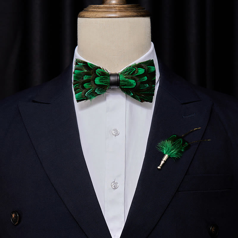 Papillon con piume di pavone verde foresta e nero con spilla da bavero