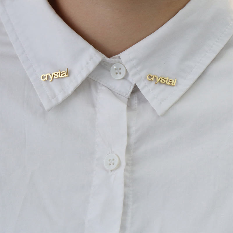Un paio di gemelli con spilla personalizzata in oro con il tuo nome