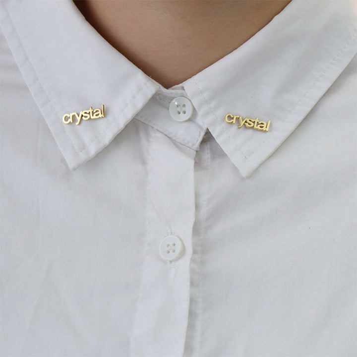 Un paio di gemelli con spilla personalizzata in oro con il tuo nome