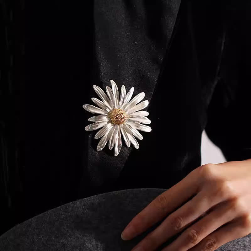 Spilla artistica da donna con margherita in argento e dipinto a olio