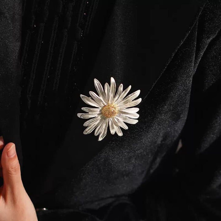 Spilla artistica da donna con margherita in argento e dipinto a olio