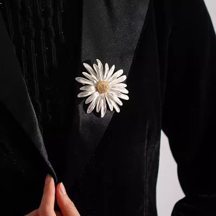 Spilla artistica da donna con margherita in argento e dipinto a olio